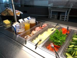 ein Buffet mit Speisen und Getränken in der Unterkunft Luontoleirikeskus Lankari in Seinäjoki