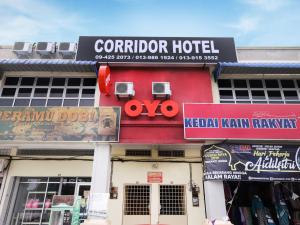 un hotel con señales en el lateral de un edificio en Super OYO 720 Corridor Hotel 2, en Pekan