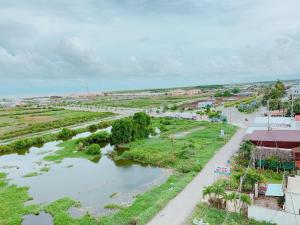 Xóm Nhà MátにあるHoàng Sa Hotelの町川空の景色