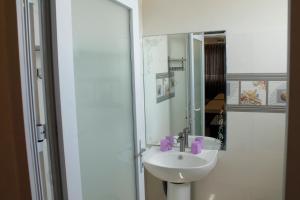 Xóm Nhà MátにあるHoàng Sa Hotelの洗面台と鏡のあるバスルーム +65枚の写真