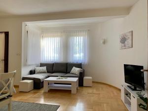 A seating area at Apartments Čuljak Rab