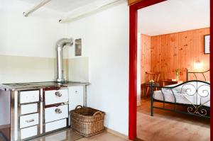 A bathroom at Ferienwohnung Bauernhaus Untermoas