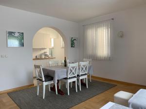 Kuchyň nebo kuchyňský kout v ubytování Apartments Čuljak Rab