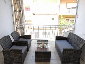een balkon met 2 banken en een salontafel bij Apartman prvi red do mora in Crikvenica