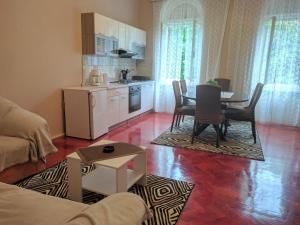 een woonkamer met een tafel en een keuken bij Apartman prvi red do mora in Crikvenica