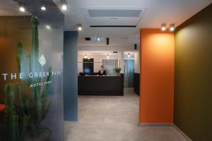 una oficina con una puerta naranja y un cactus en The Green Park Hotel, en Cavallino-Treporti
