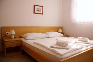 Postel nebo postele na pokoji v ubytování Apartments Čuljak Rab