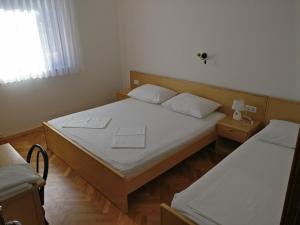 Postel nebo postele na pokoji v ubytování Apartments Čuljak Rab