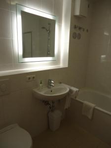 Koupelna v ubytování BTT Serviced Apartments + 21 fotografií