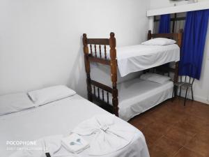 a room with two bunk beds in a room at Imperial Hotel in Foz do Iguaçu