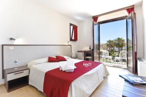 A bed or beds in a room at Resort Santa Maria Hotel