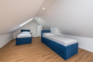 Posteľ alebo postele v izbe v ubytovaní Apartamenty Czwarte Piętro