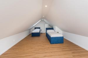 Posteľ alebo postele v izbe v ubytovaní Apartamenty Czwarte Piętro