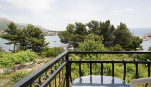 balcone con vista sull'acqua di Rooms & Apartments Bruno a Spalato (Split)