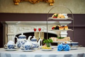 une table avec des assiettes de nourriture et des desserts dans l'établissement The Victoria Hotel Manchester by Compass Hospitality, à Oldham