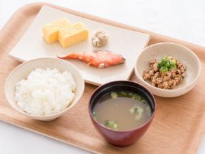 Hotel Waraku Shibukawa في Shibukawa: صينية طعام مع الرز وأصناف غذائية أخرى