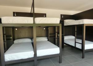 מיטה או מיטות קומותיים בחדר ב-Albergue Casa Sueño