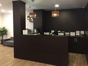 ビリャロブレドにあるHotel Castilloのソファ付きの部屋の黒いカウンター