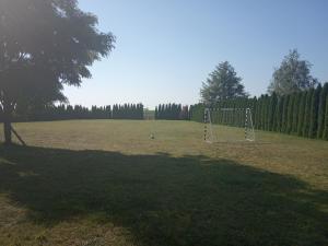 un campo con un gol de fútbol en la hierba en Domki całoroczne nad zalewem, en Świnoujście