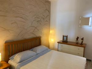 Un dormitorio con una cama con un mural de pared. en Eva CasaVacanza, en Savelletri di Fasano