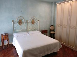 una camera da letto con un grande letto bianco con lenzuola bianche di B&B La Casa di Rita a Porto San Giorgio