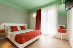 Postel nebo postele na pokoji v ubytování Metropolitan Suites