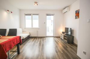 salon z łóżkiem i telewizorem w obiekcie Apartament Lublin Stare Miasto "Wild Cat" w mieście Lublin