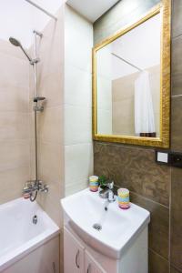 y baño con lavabo y espejo. en Best Place near Lviv Polytechnic, en Leópolis