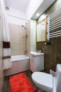 y baño con aseo, bañera y lavamanos. en Best Place near Lviv Polytechnic, en Leópolis