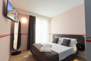 Postel nebo postele na pokoji v ubytování Metropolitan Suites