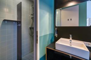 Ein Badezimmer in der Unterkunft Stayokay Hostel Amsterdam Oost