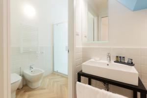 Koupelna v ubytování Metropolitan Suites