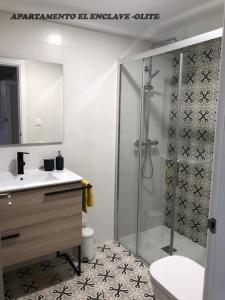 a bathroom with a shower and a sink at Apartamento Turístico El Enclave in Olite