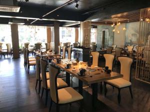 皇家一号度假村 Tourist Garden Hotel tesisinde bir restoran veya yemek mekanı