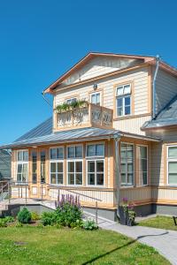 ハープサルにあるVilla Friedaのバルコニー付きの大きな木造家屋