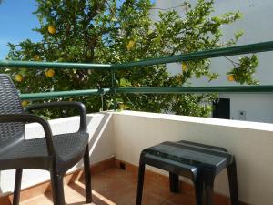 ヴィーラ・ノーヴァ・デ・カセラにあるMy Second Houseのオレンジの木があるバルコニー(椅子2脚、テーブル1台付)