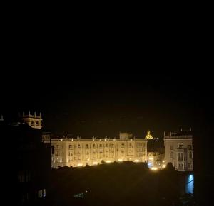 duży biały budynek z oświetleniem w nocy w obiekcie Alionas home w mieście Tbilisi City