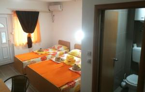 a small room with two beds and a bathroom at Studio Isakovic Centar in Soko Banja