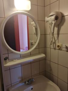 La salle de bains est pourvue d'un miroir et d'un lavabo. dans l'établissement Teras Motel, à Foça