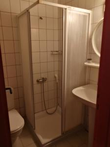La salle de bains est pourvue d'une douche, de toilettes et d'un lavabo. dans l'établissement Teras Motel, à Foça