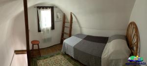 ein kleines Schlafzimmer mit einem Bett und einem Fenster in der Unterkunft Magi - Appartamento Mimosa in Ponza