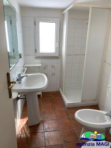 ein Bad mit 2 Waschbecken und einer Dusche in der Unterkunft Magi - Appartamento Mimosa in Ponza