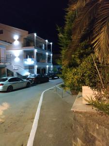 リメナリアにあるEstian Deluxeの建物の前に車を停めた駐車場