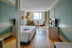 TV a/nebo společenská místnost v ubytování Windsor Plaza Hotel