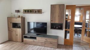 A television and/or entertainment centre at Ferienhaus Fießmann