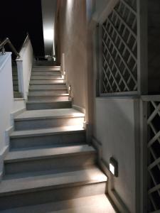 リメナリアにあるEstian Deluxeの照明付きの階段