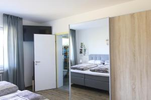 Postel nebo postele na pokoji v ubytování Ferienhaus Paulus, Erholung mitten im Nationalpark Eifel