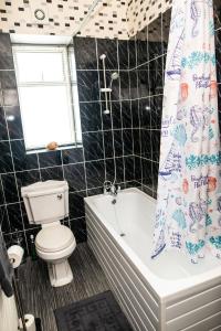 Kylpyhuone majoituspaikassa Babbacombe Apartments