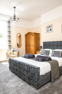 een slaapkamer met 2 grote bedden in een kamer bij Babbacombe Apartments in Torquay