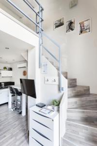 A kitchen or kitchenette at Hotel Mika Downtown